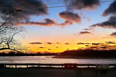 Image de The Loft at Oakland Beach \nAsk About Off-season Discounts \n5 min from Airport.