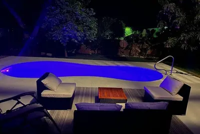 Image de Beachy & Beautiful. Private, heated Pool. 1 Block to Boat Ramp