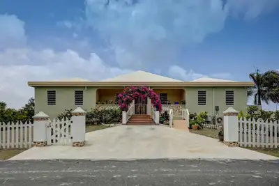 Image de Mid-Island beauty! 5 minutes from shopping, dining and the beach.