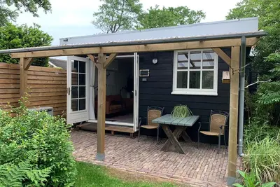 Tiny house with private green garden near beach