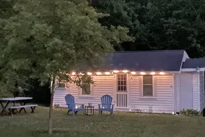 Image de Lovely Two Bedroom Lake Erie Cottage near Strip and Beach - Pet Friendly