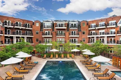 Image de 415 East Dean Street - Luxury with Full Service Amenities 3 Bedroom - Top Floor