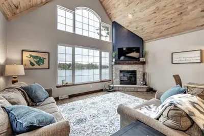 Image de Highlights:<br>Private beach just steps from your door<br>Includes kayaks for exploring the lake<br>Great fishing right off the shoreline or dock<br>Bring your boat and enjoy full boating access<br>Cozy indoor fireplace for cool evenings<br>4 spaciou