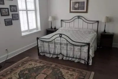 Image de Open and Airy the Heart of French Quarter. Park your car and Walk