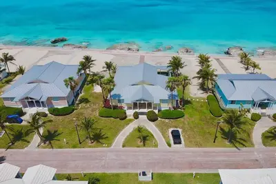 Image de Oceanfront Luxury Home \" Seas The Day\"