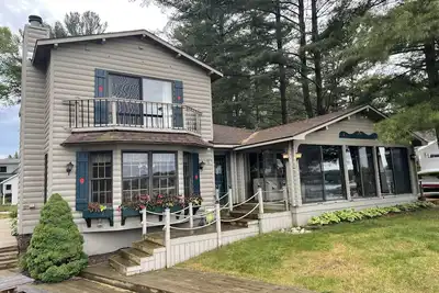 Image de Upper Silver Lake, Beautiful 5 Bedroom Lake Front Log Cabin Style Home