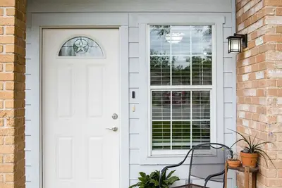 Image de Eastside duplex. New reno, great for remote working.