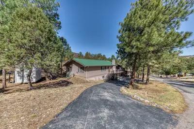Image de Lazy Bear Cabin | Porch Views• Wildlife
