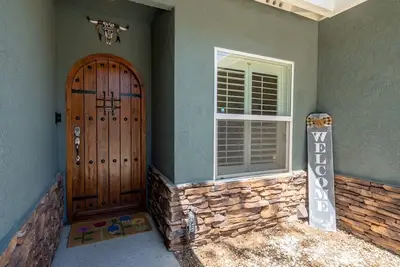 Image de Comfy home, 30 min to Yosemite, fenced in yard, game room, prof decorated!