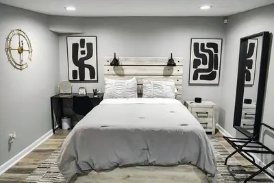 Image de ✨Luxurious & Dreamy Den in Exclusive Neighborhood✨