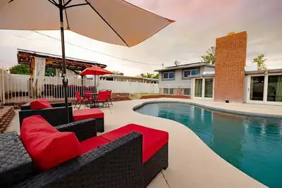 Image de The Oasis- House with pool/ 2 master suites/ fire pit/ outdoor bar