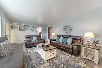 Image de Beautiful oceanview home with enclosed yard, washer/dryer, WiFi, & Netflix