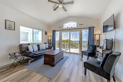 Image de Dog-friendly oceanside home w/WiFi, ocean views, private W/D, deck, & fireplace