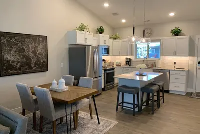 Image de West End Beautifully Furnished 2 Bedroom Townhouse