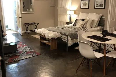Image de Quiet guest house 4 miles from Broadway. 30 night minimum