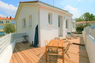 Image de Maison Rénovée 200m du Centre et 350m Plage - Cour Fermée, 2 Chambres, Tout Équipé