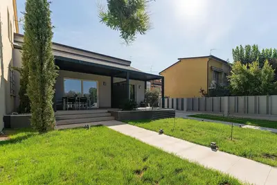 Image de House in a villa with large private patio in the common garden, in a central position 50 m from the sea and the pedestrian center