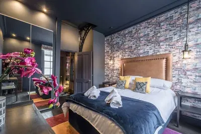 Image de This apartment offers both style and comfort, perfect for couples, families, or business travelers.