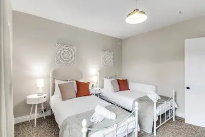 Image de Take Your Family & Friends to enjoy this auiet Central Holiday Home /w Parking and equiped Kitchen