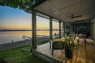 Image de Roxie's Modern Lake Front House on the water!