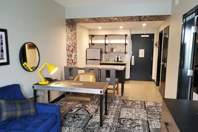 Image de Backstage Vibe Lancaster Charm-Ada Suite w/Roll-in Shower & Hearing Accessible