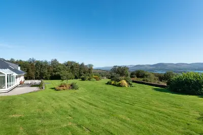 Image de Stylish and spacious home with sea & mountain views