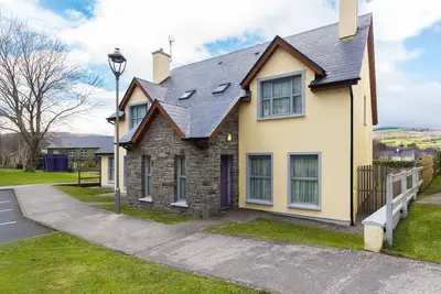 Image de 3 bedroom pet friendly home with access to pool