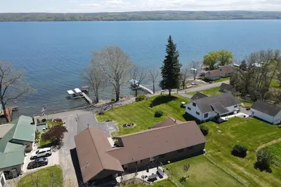 Image de Lake front 7-bedroom house with movie theatre, hot tub, and game room!