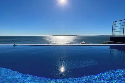Image de Belle maison avec piscine et vue sur la mer Av-46