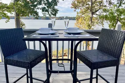 Image de Spectacular Lake Oasis + Private Beach + Firepit