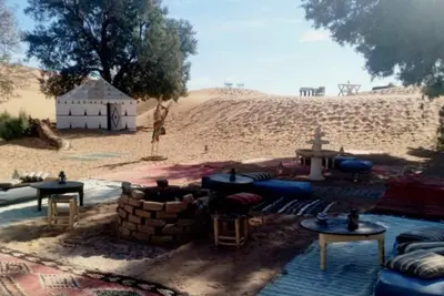 Image de Authentic berber tents surrounded by raw nature in Sahara
