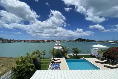 Image de Updated spacious villa with private pool