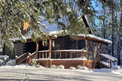 Image de Modern log cabin sited on six acres of land, private and secluded, serene. . .