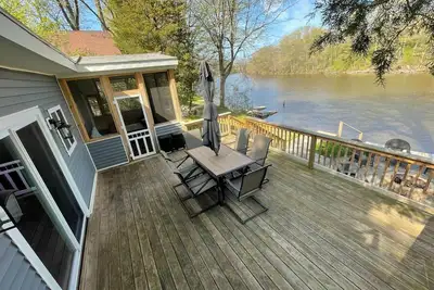 Waterfront cottage off Lake Ontario, fits 10, *Private Dock*
