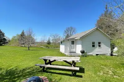 Image de Cabin 1 w\/ *Dock Access* and Spacious Yard