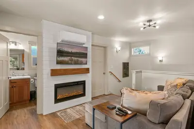 Image de Dog Friendly~Central Location~Modern Construction