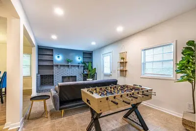 Image de 1915 Melbourne Ave Ne · ⤘The Silhouette⬽ Airy, 4 Bedroom Home + Air Hockey