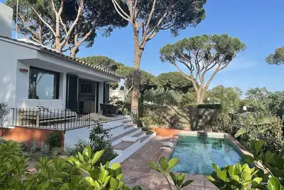 Image de Charmante maison espagnole avec piscine chauffée, à 15 min à pied de la plage
