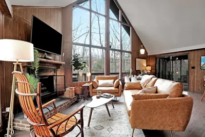 Image de Mid-Century Modern A-Frame - Hot Tub/Firepit In Woods