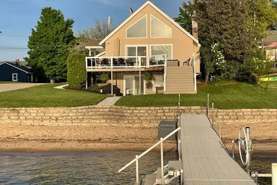 Image de Enjoy Crystal Lake's pristine water and amazing sunsets from this lakefront home