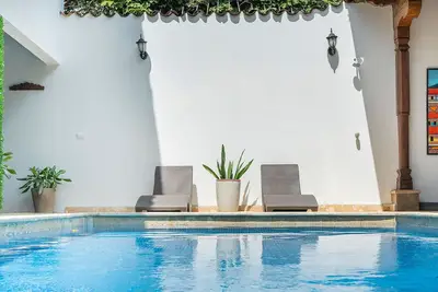 Image de Nous avons les meilleurs commentaires pour cette villa coloniale privée avec piscine couverte!