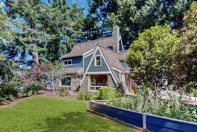 Image de Gorgeous bay front gem with decks, grill, fireplace, wood stove, & private sauna