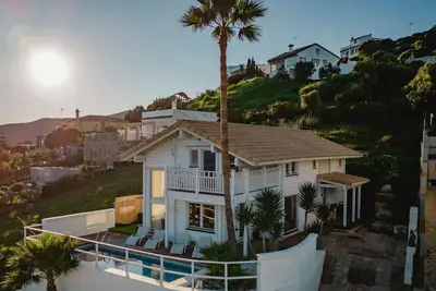Image de Incredible wooden villa with sea views!