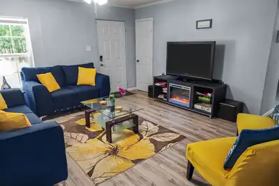 Image de Luxurious beds, remodeled, very clean, quiet neighborhood, big backyard & tree! !