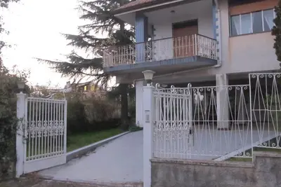 Image de Single villa with large garden and covered parking