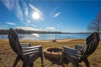 Image de Cozy Lakefront Cottage w/Outdoor Firepit!