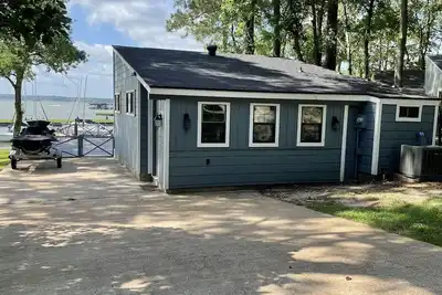 Image de Lake House on the water close to the marina