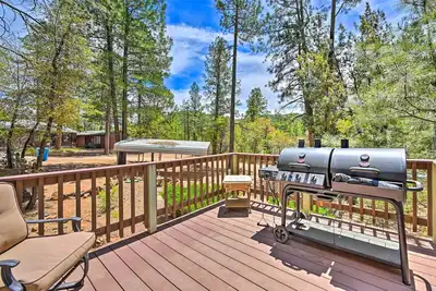 Image de Near Hiking Trails: Woodsy Pine Cabin w/ Fire Pit