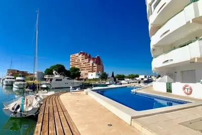 Image de Studio Romantique  avec grande terrasse devant piscine et canal, parking vélo