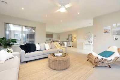 Image de Hop, Skip, Beach - Family friendly with gas log fire and walk to beach - 4pm check out on Sundays*